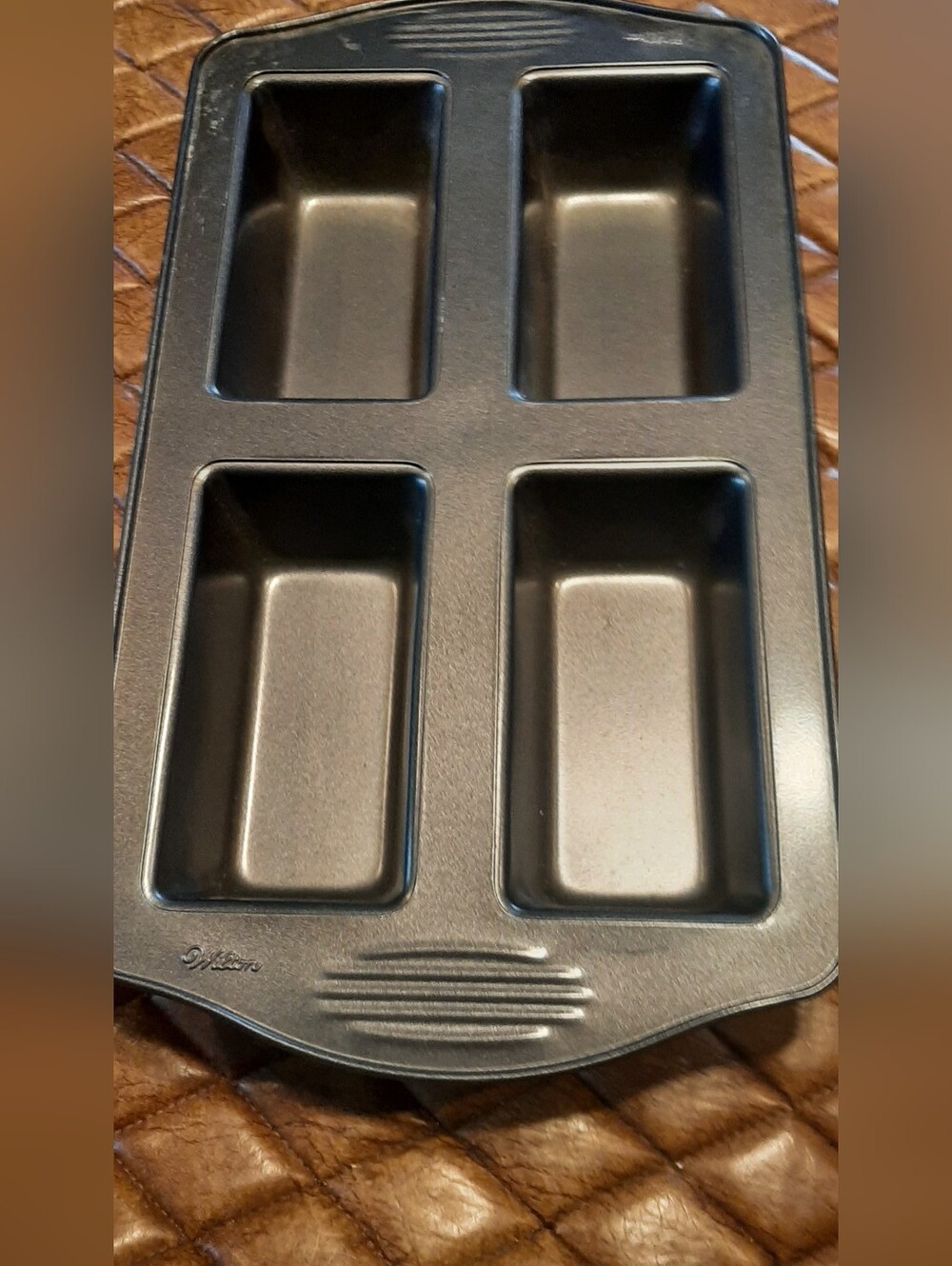 Wilton 4 mini loaf pan